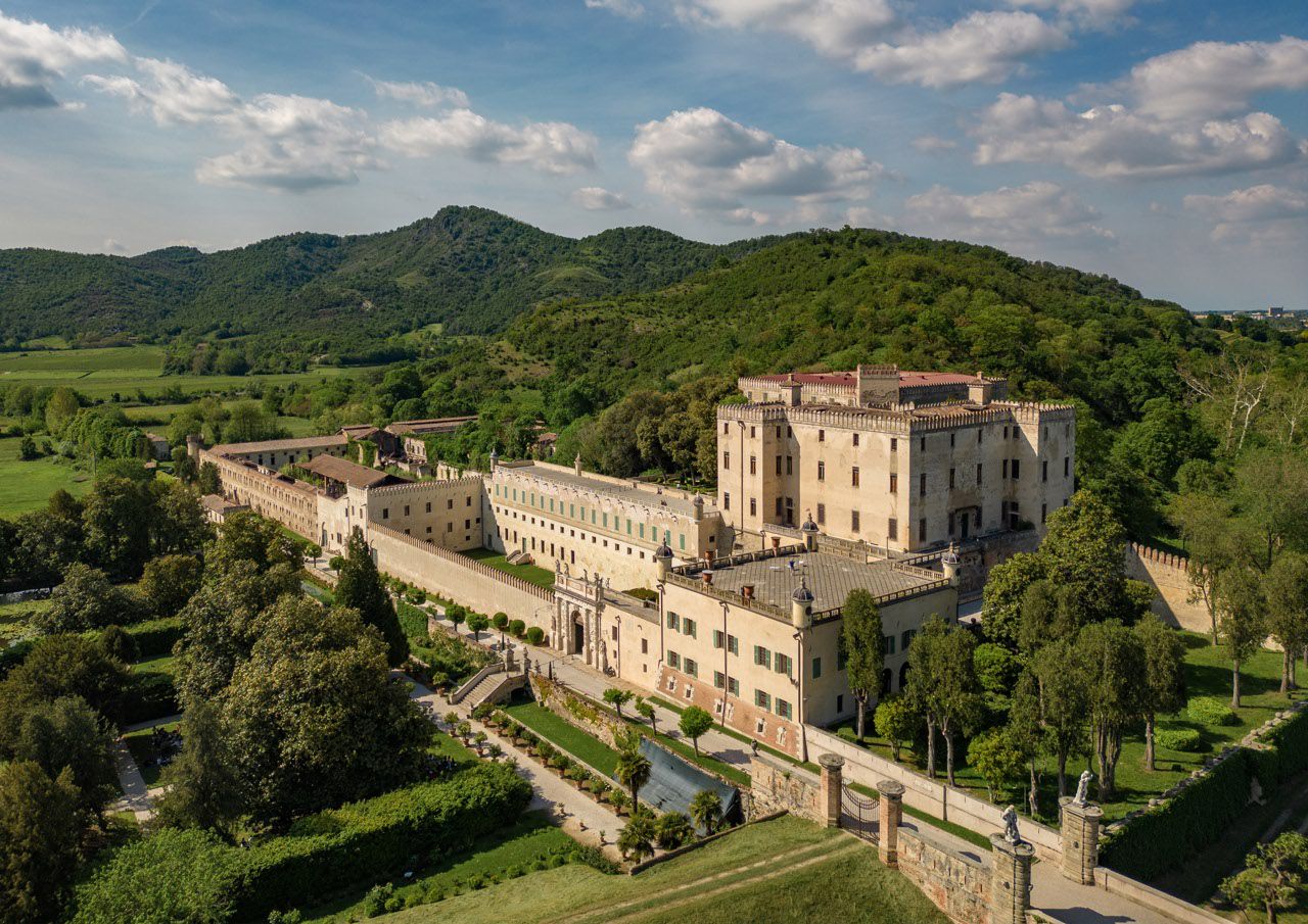 Domenica 30 Maggio – Meraviglie dei Colli Euganei: il Castello del Catajo e il Borgo di Arquà Petrarca